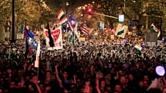 جوانان مخالف ویکتور اوربان در خیابان‌های بوداپست؛ «او نخست وزیر ما نیست»