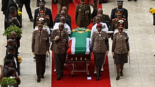 Nelson Mandela'nın eski eşi Winnie Mandela toprağa verildi