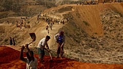 Arakanlı bir aile Myanmar'daki yurduna geri döndü