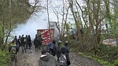 Notre dame des Landes, gli zadisti danno filo da torcere alla gendarmeria