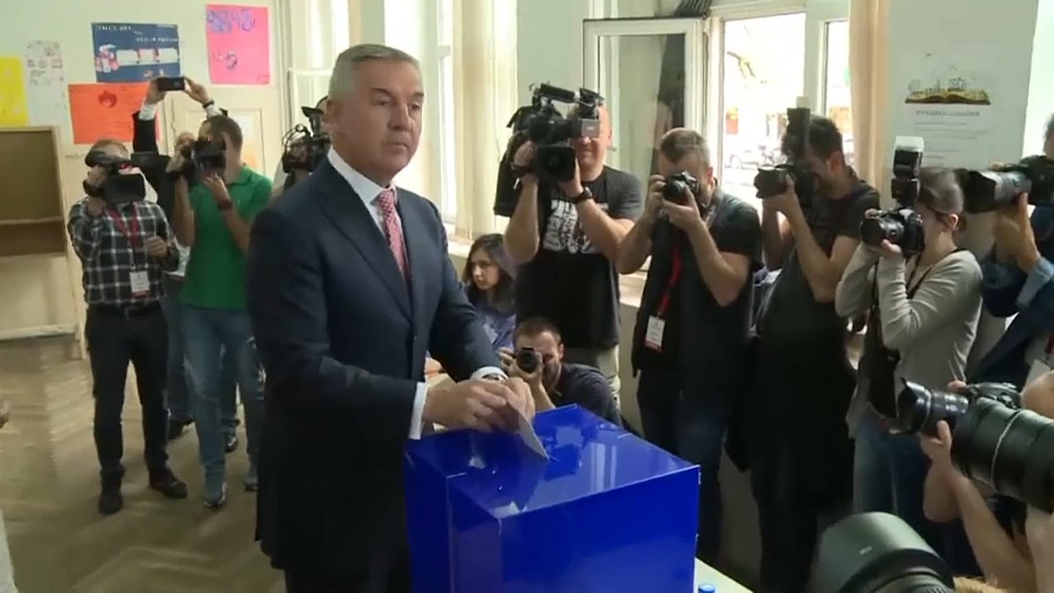 Djukanovic na frente para a presidência de Montenegro
