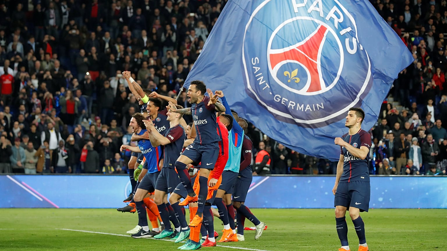 Les joueurs communient avec le public après leur écrasante victoire