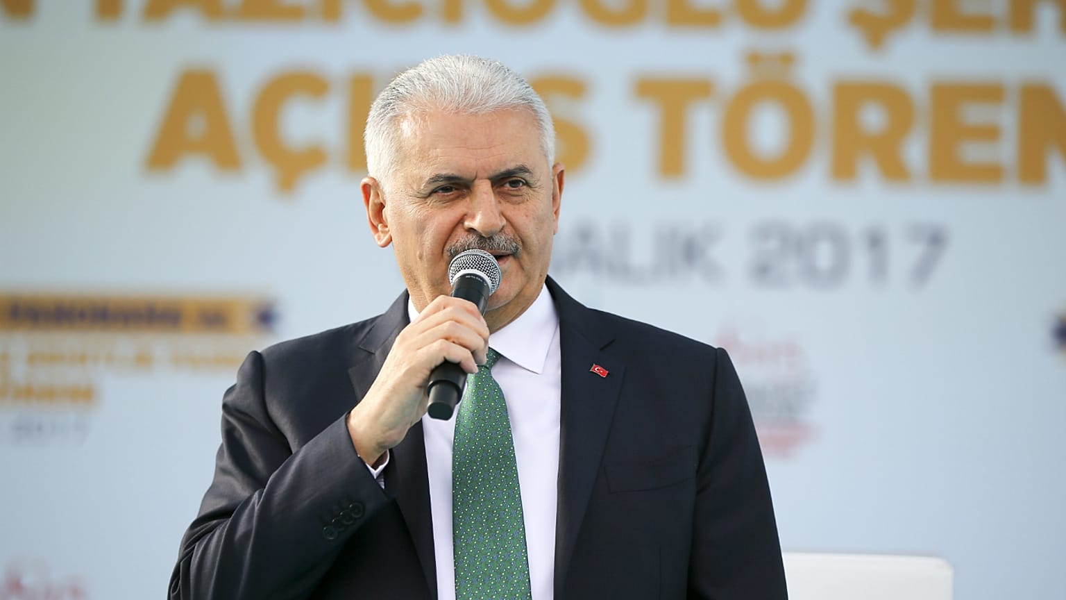 Binali Yıldırım: Yunanistan Ege'de bir kayalığa bayrak dikme girişiminde bulundu