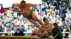 Japonya'da tartışmalar eşliğinde sumo güreşi gösterisi 