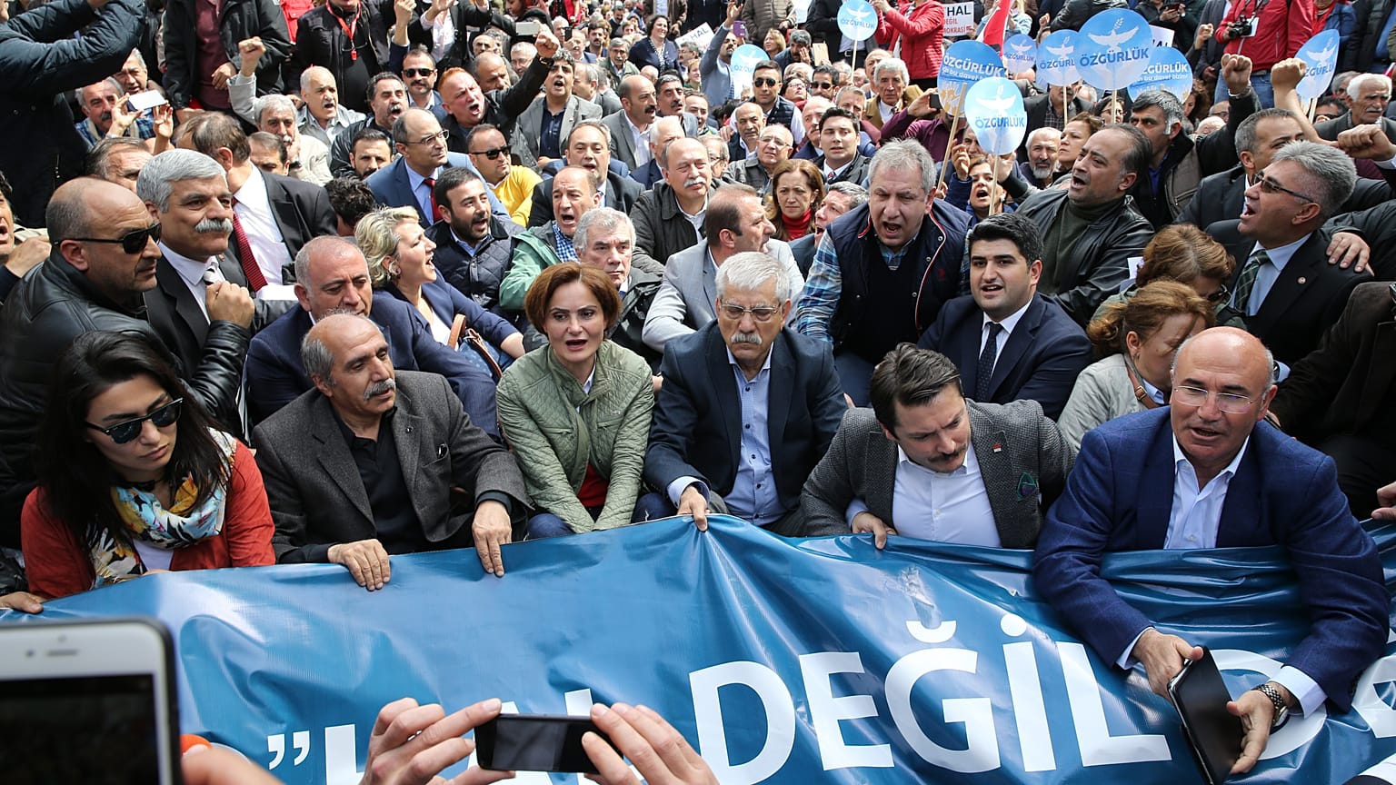 CHP'den OHAL'e karşı oturma eylemi