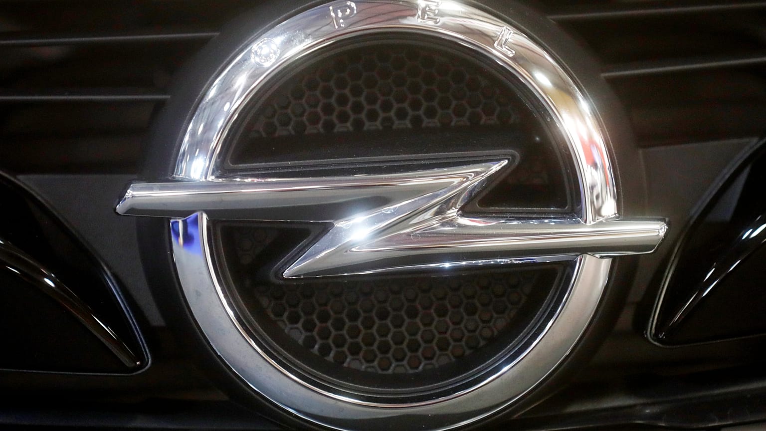 Das Opel-Logo bei einer Autoshow in Riga