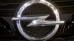 Das Opel-Logo bei einer Autoshow in Riga