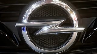 Das Opel-Logo bei einer Autoshow in Riga