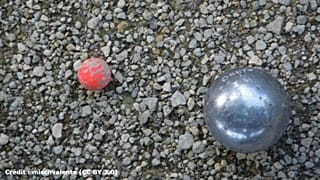 La fin du "bluejean" sur les terrains de pétanque ? 