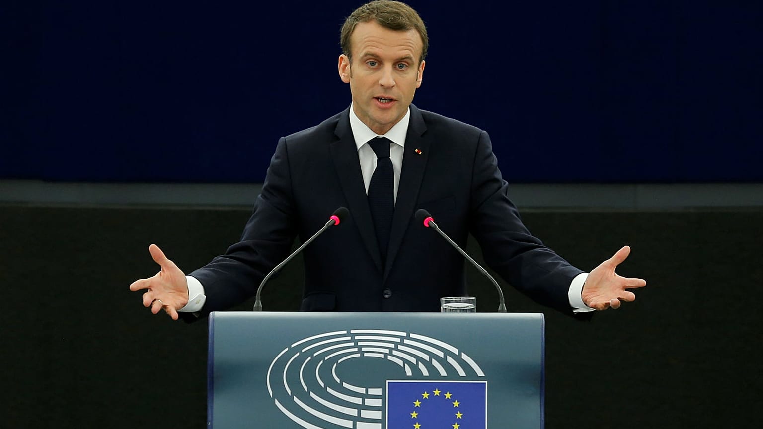 Macron elutasította az illiberális demokráciát