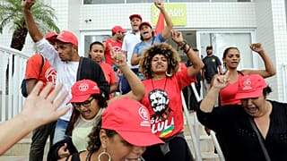 Ativistas a favor de Lula abandonam apartamento de Guarujá