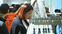 Chinesische Frau auf Shopping-Tour