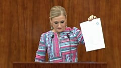 Cifuentes renuncia a su máster y los tuiteros a unicornios