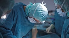 Ärzte bei einer Operation