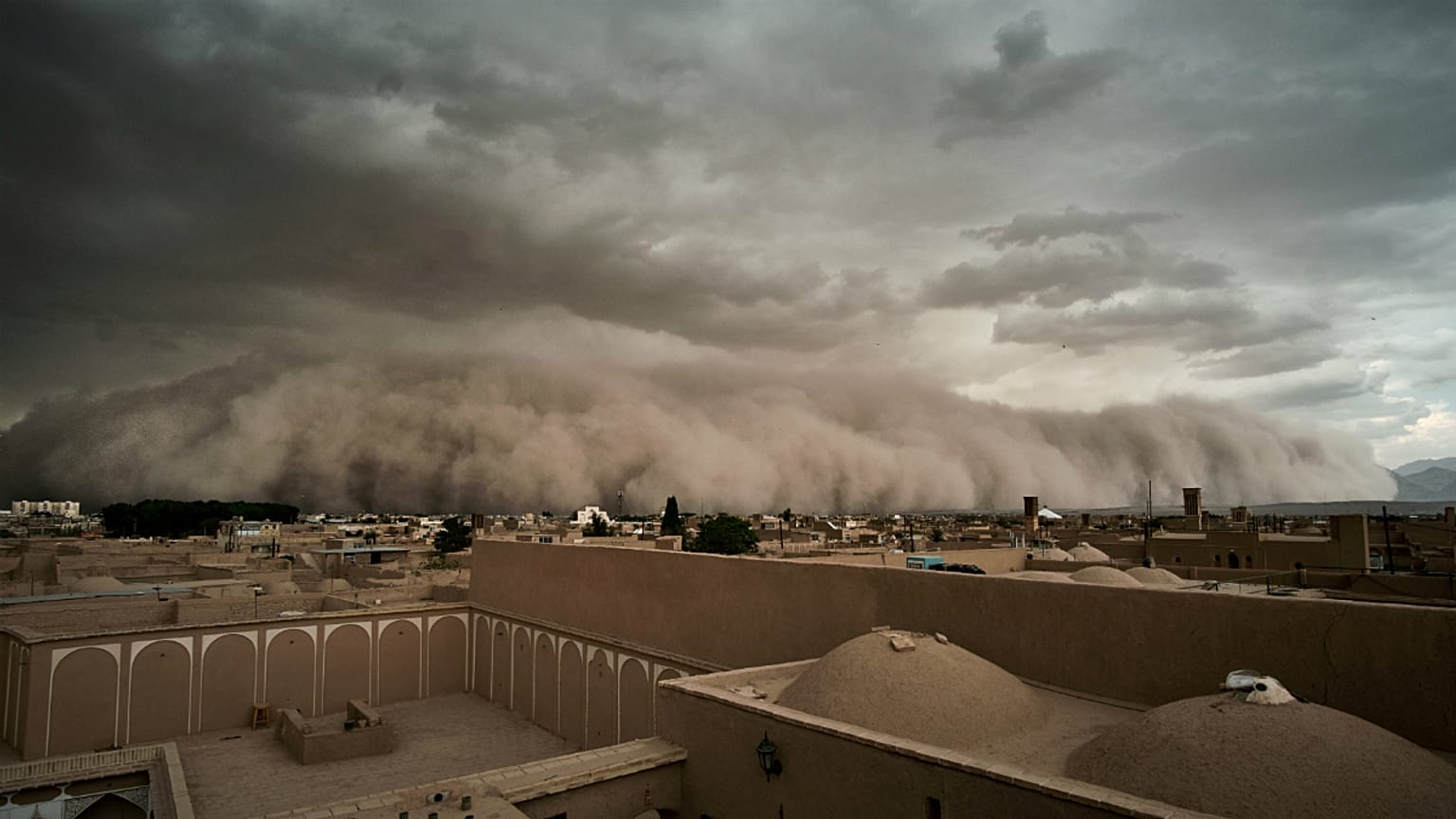 گزارش تصویری: یزد در چنگ طوفان شن