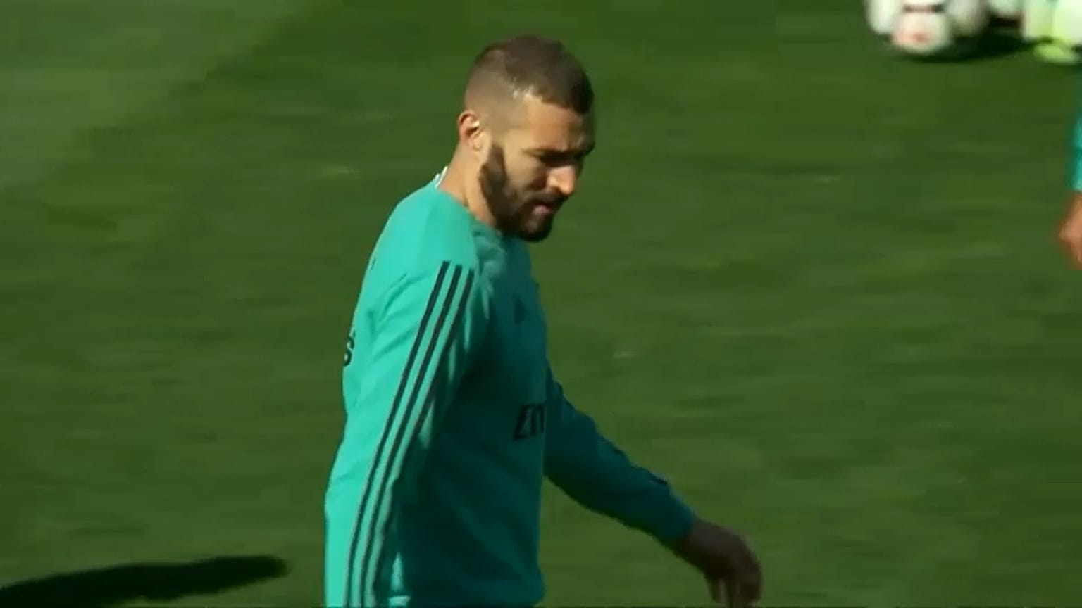 كريم بنزيمة نجم كرة القدم الفرنسي 