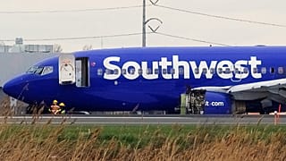 Accidente aéreo: muere una mujer después de ser absorbida por la ventana