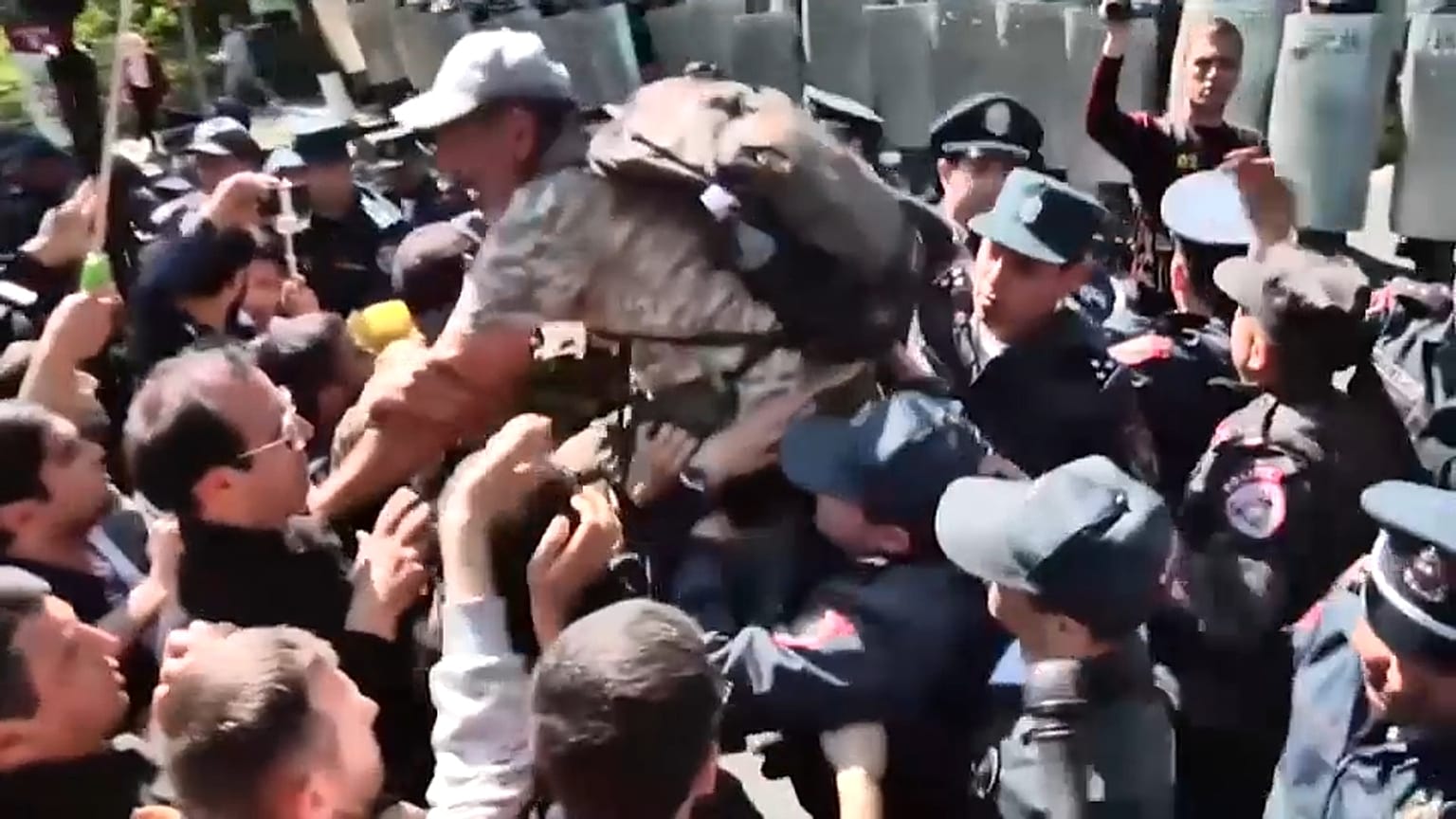 Nueva jornada de protestas y disturbios en Armenia