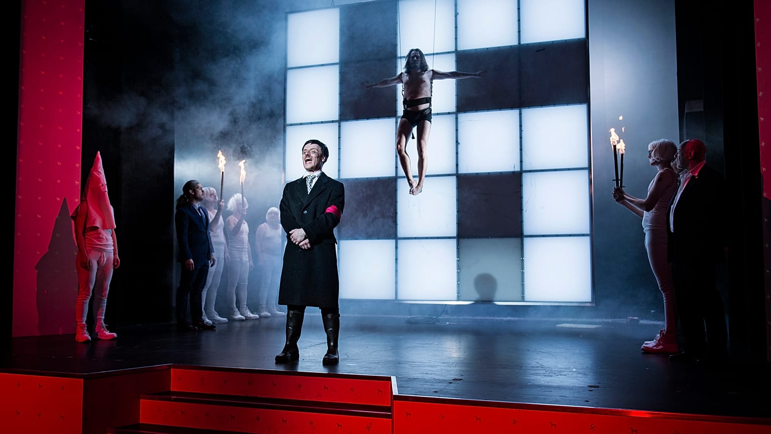Un teatro alemán regala entradas para "Mein Kampf" a quienes exhiban la esvástica
