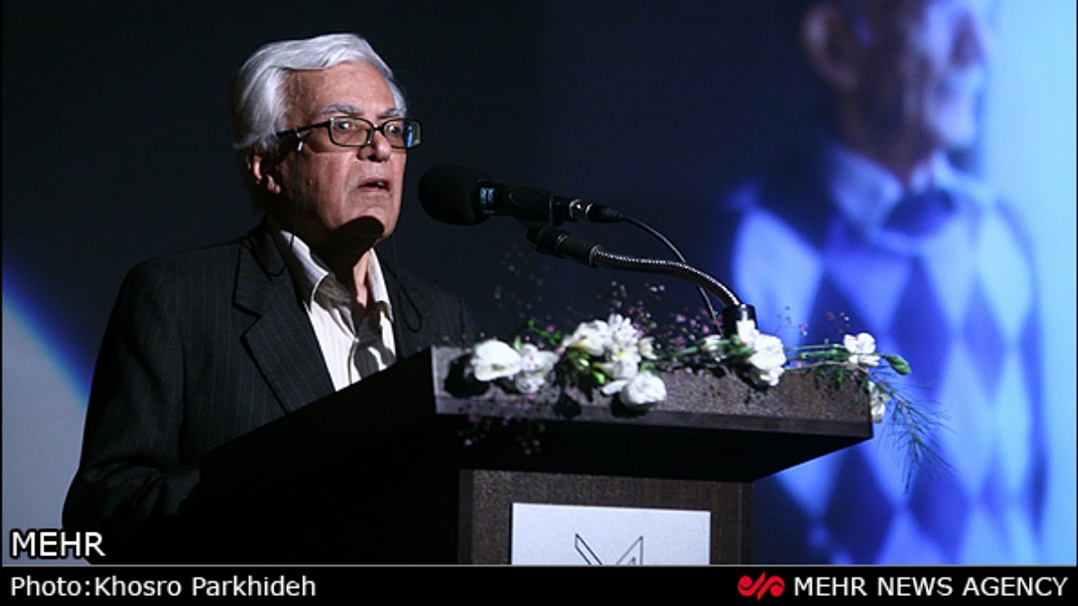 غلامحسین صدری افشار؛ از جستجوی واژگان در قهوه‌خانه‌ها تا خودآموزی لاتین