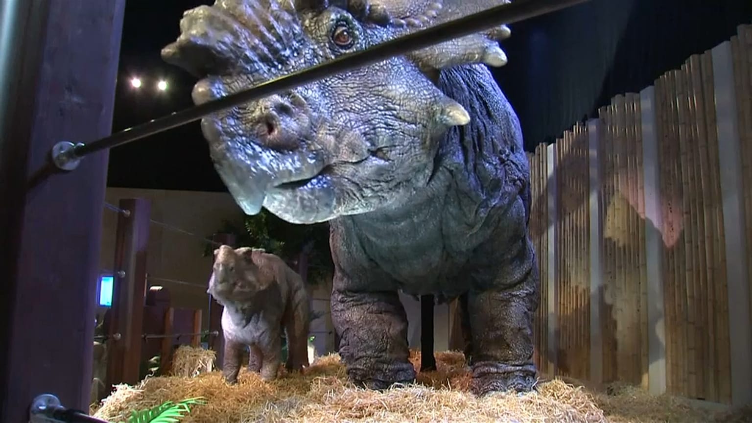 Ein Dinosaurier auf der Jurassic World Exhibition in Saint-Denis.