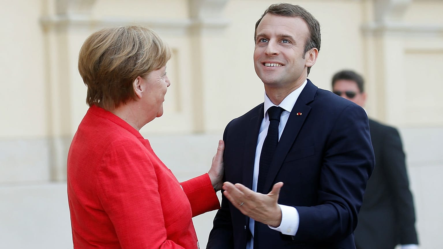 Sur la zone euro, Emmanuel Macron veut convaincre Angela Merkel  