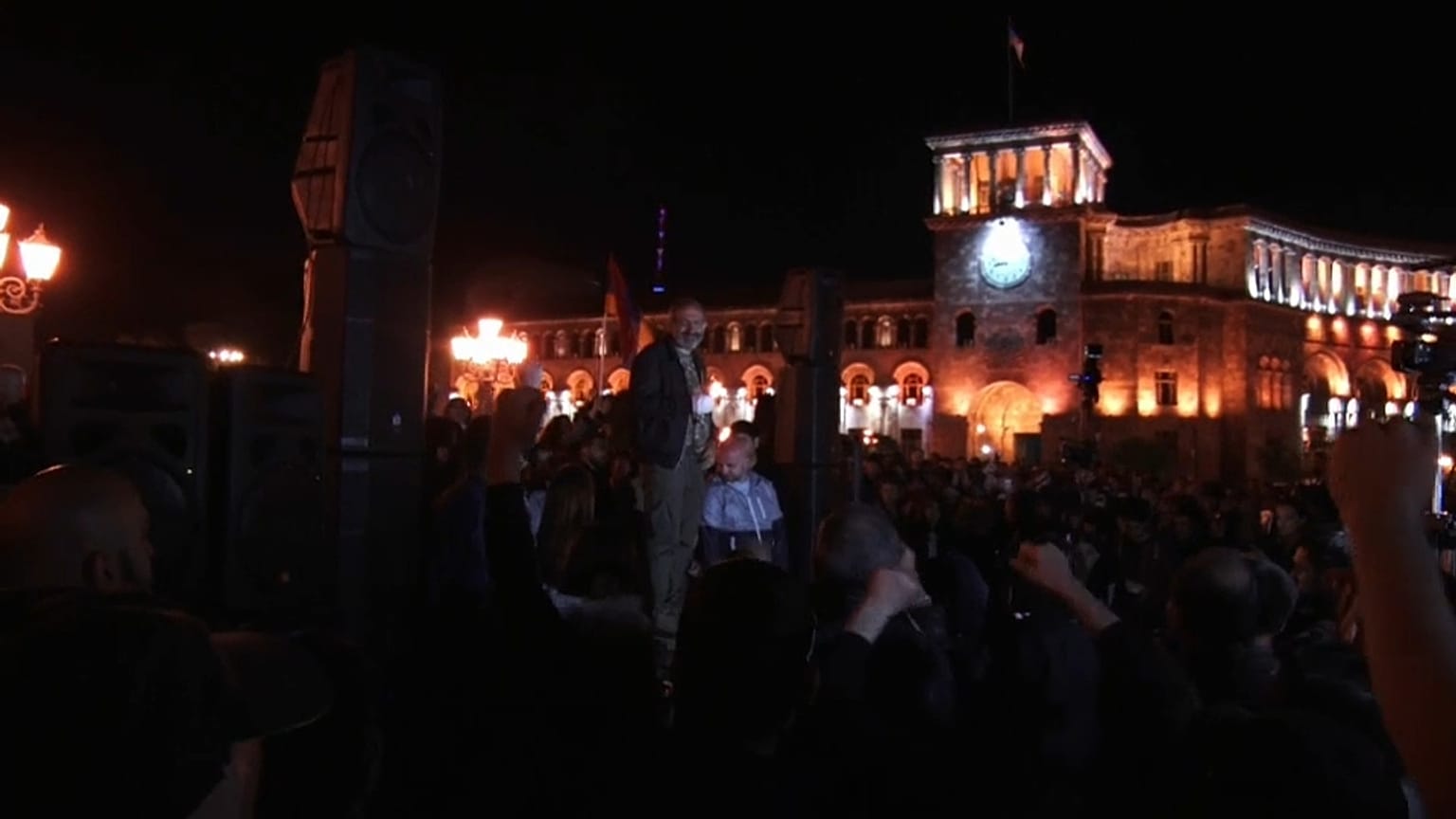 Armenia: arresti nelle manifestazioni contro il "premier assoluto"