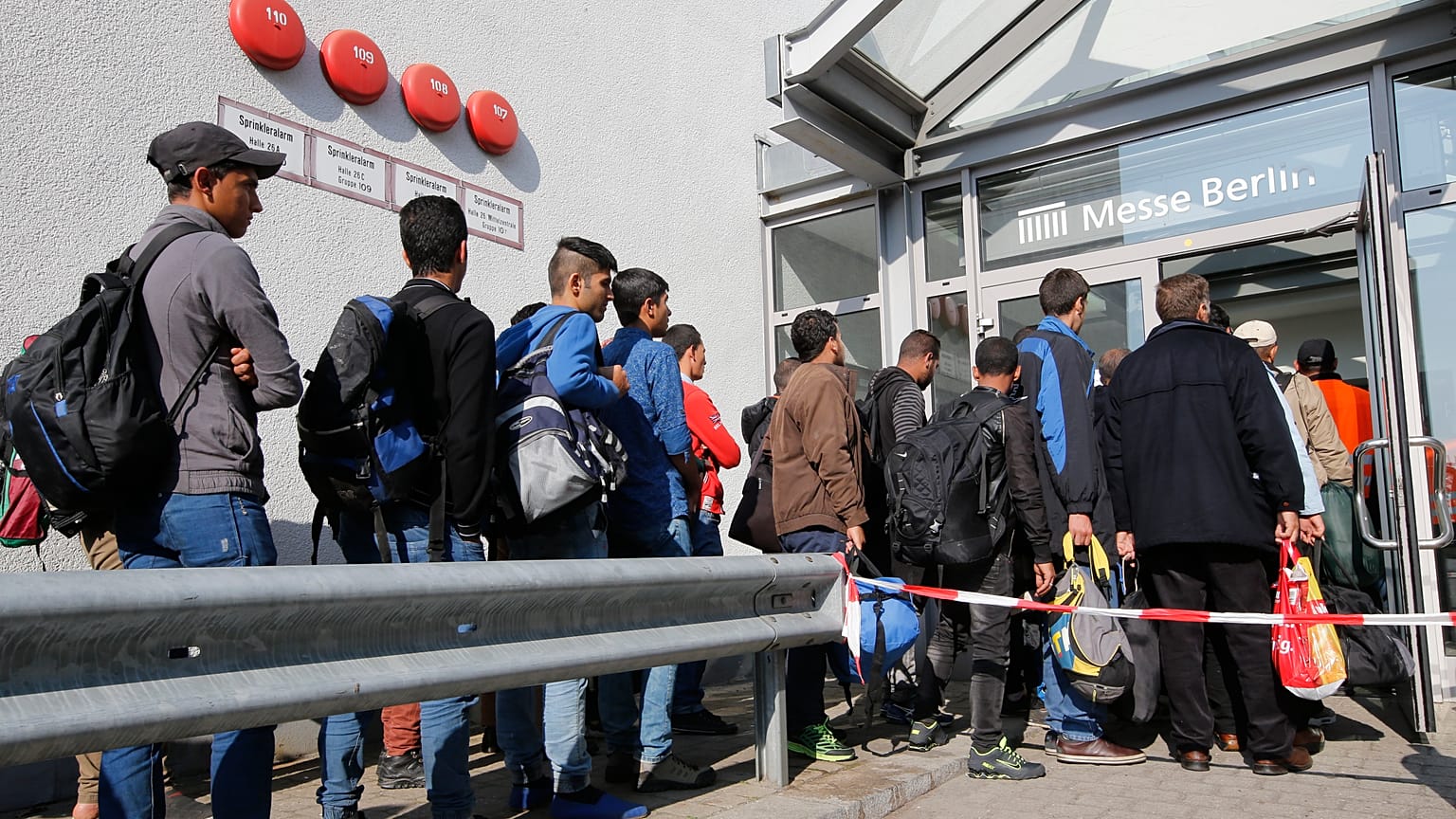 Migrants queue in Berlin (October 2015)