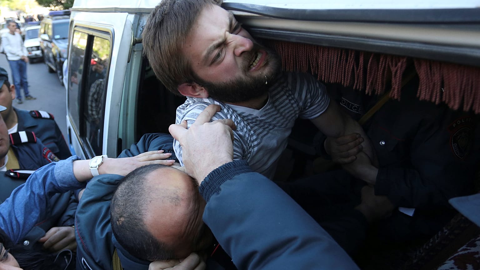 Confrontos na Arménia durante protestos contra primeiro-ministro