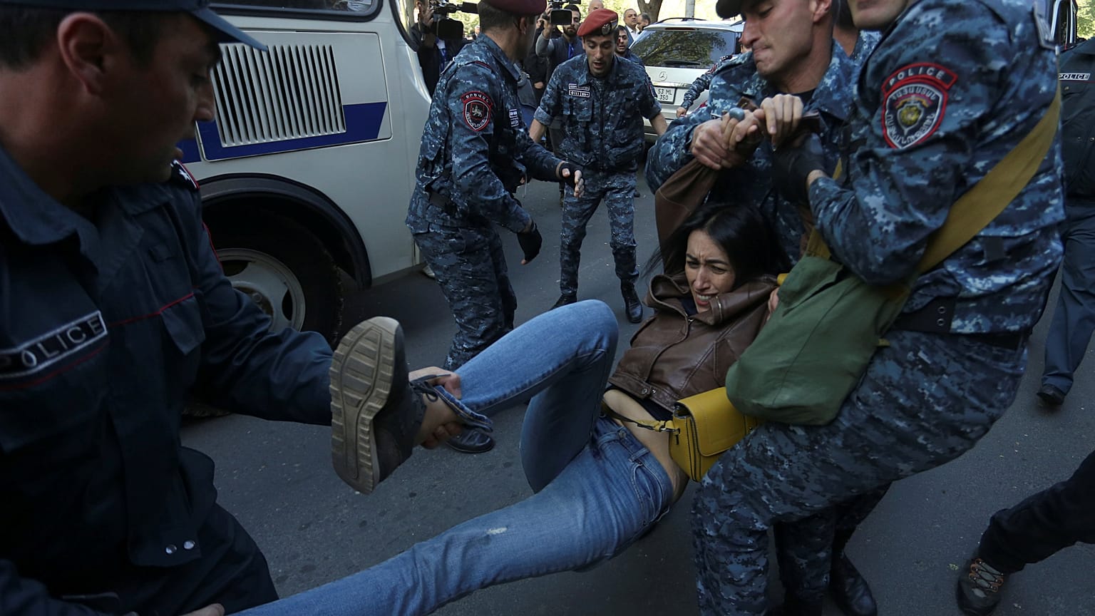 Задержание протестующих в Ереване