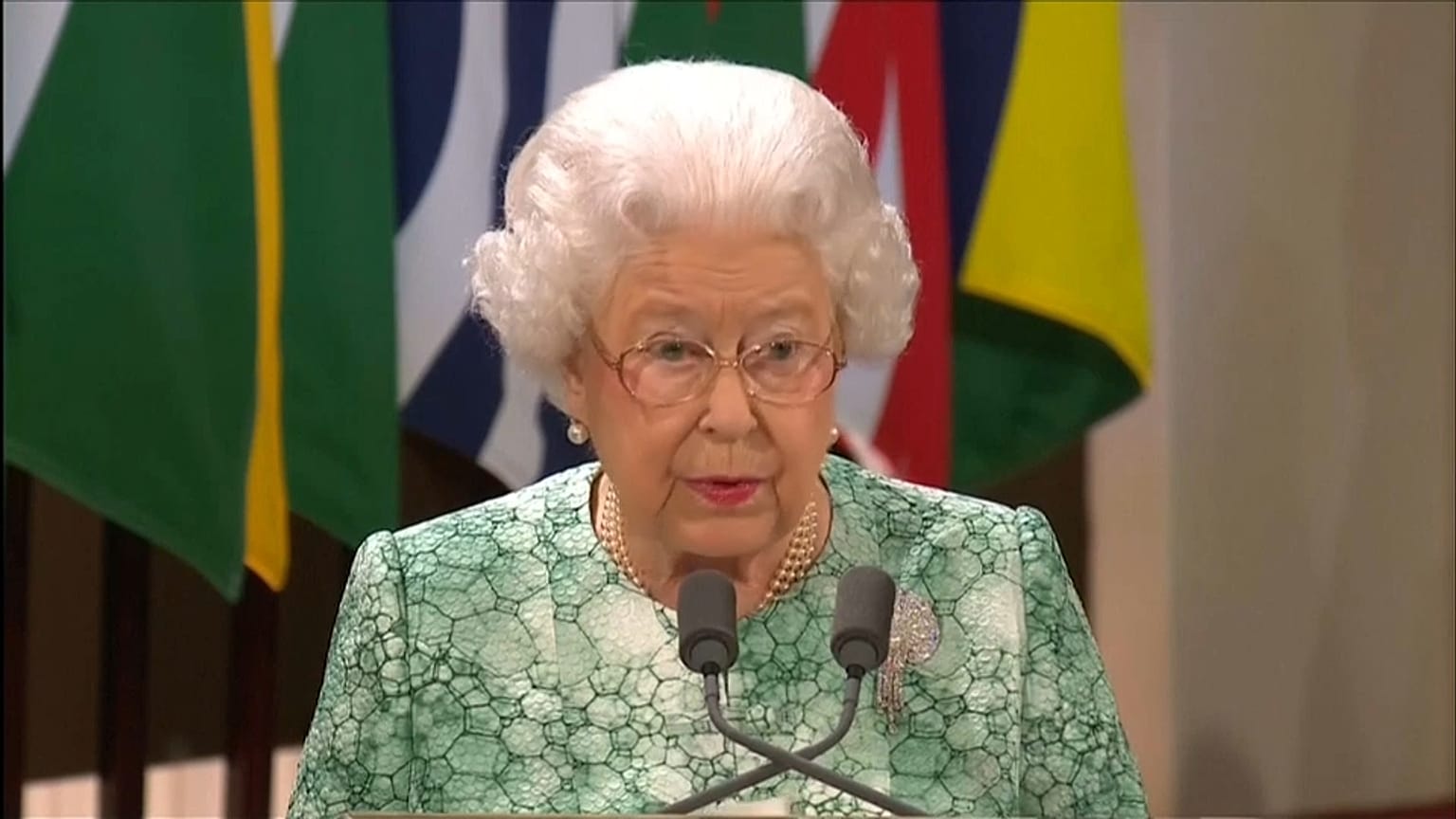 Isabel II aboga por su hijo ante la Commonwealth
