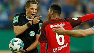 Az Eintracht Frankfurt egyik játékosa vitatkozik Robert Hartmann bíróval