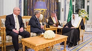 الملك سلمان يلتقي برئيس لجنة الشراكات بحلف شمال الأطلسي