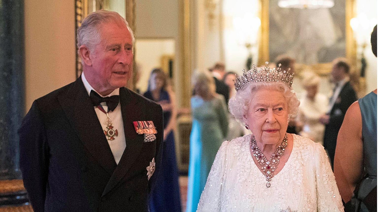 Isabel II escolhe Carlos como sucessor