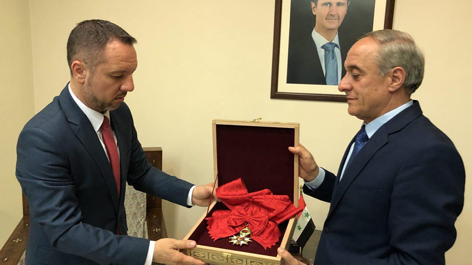مستبقاً التلويح بسحبه، الأسد يرد وسام جوقة الشرف إلى فرنسا