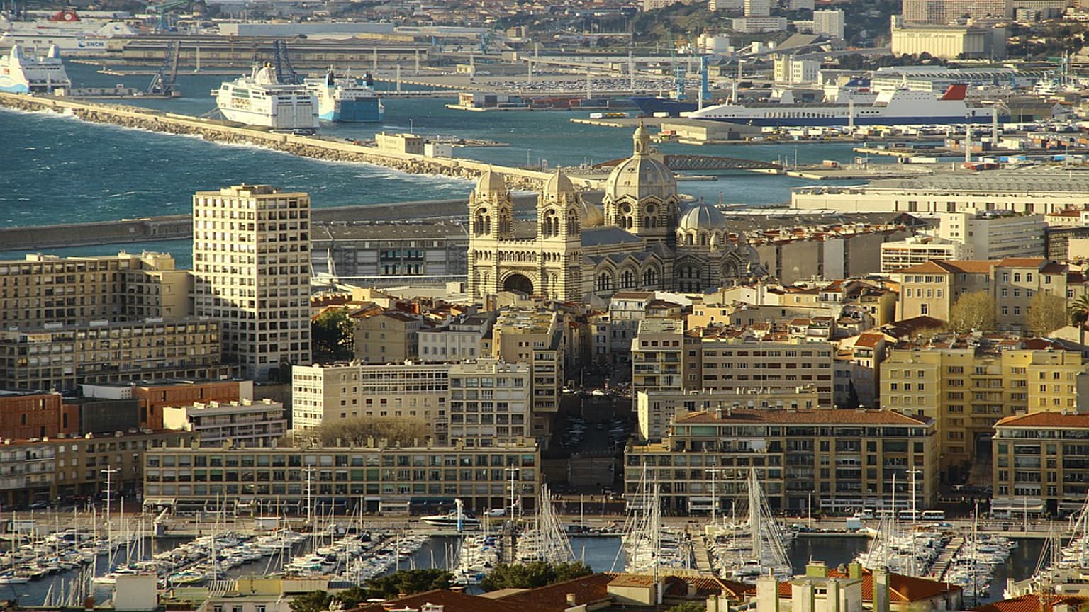 فرنسا تطرد إمام مسجد السنة بمرسيليا إلى الجزائر 