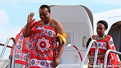 König Mswati III. mit einer seiner 14 Ehefrauen
