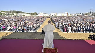 Il Papa celebra don Tonino Bello davanti a 60.000 fedeli