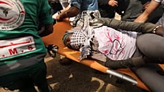 Раненая женщина в зоне столкновений палестинцев и израильских военных