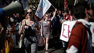 Französische Studenten tragen ein Banner.