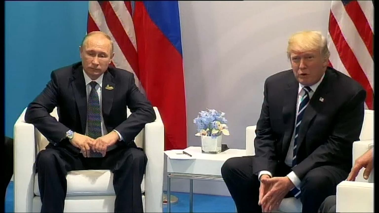 Democratas processam campanha de Trump, Rússia e Wikileaks 