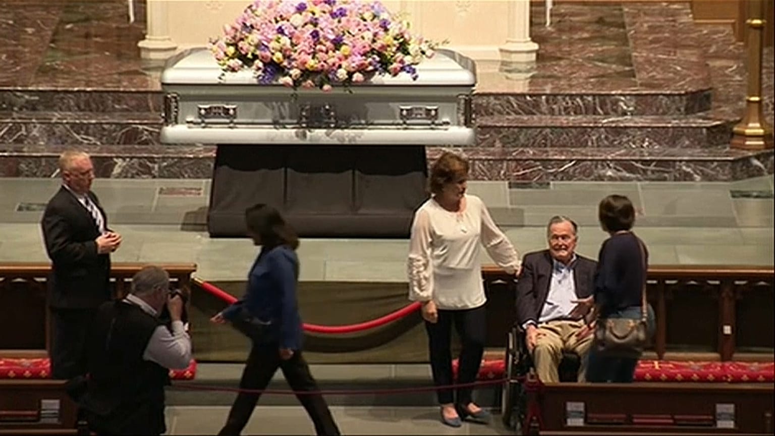 Miles de personas dan su último adiós a Barbara Bush