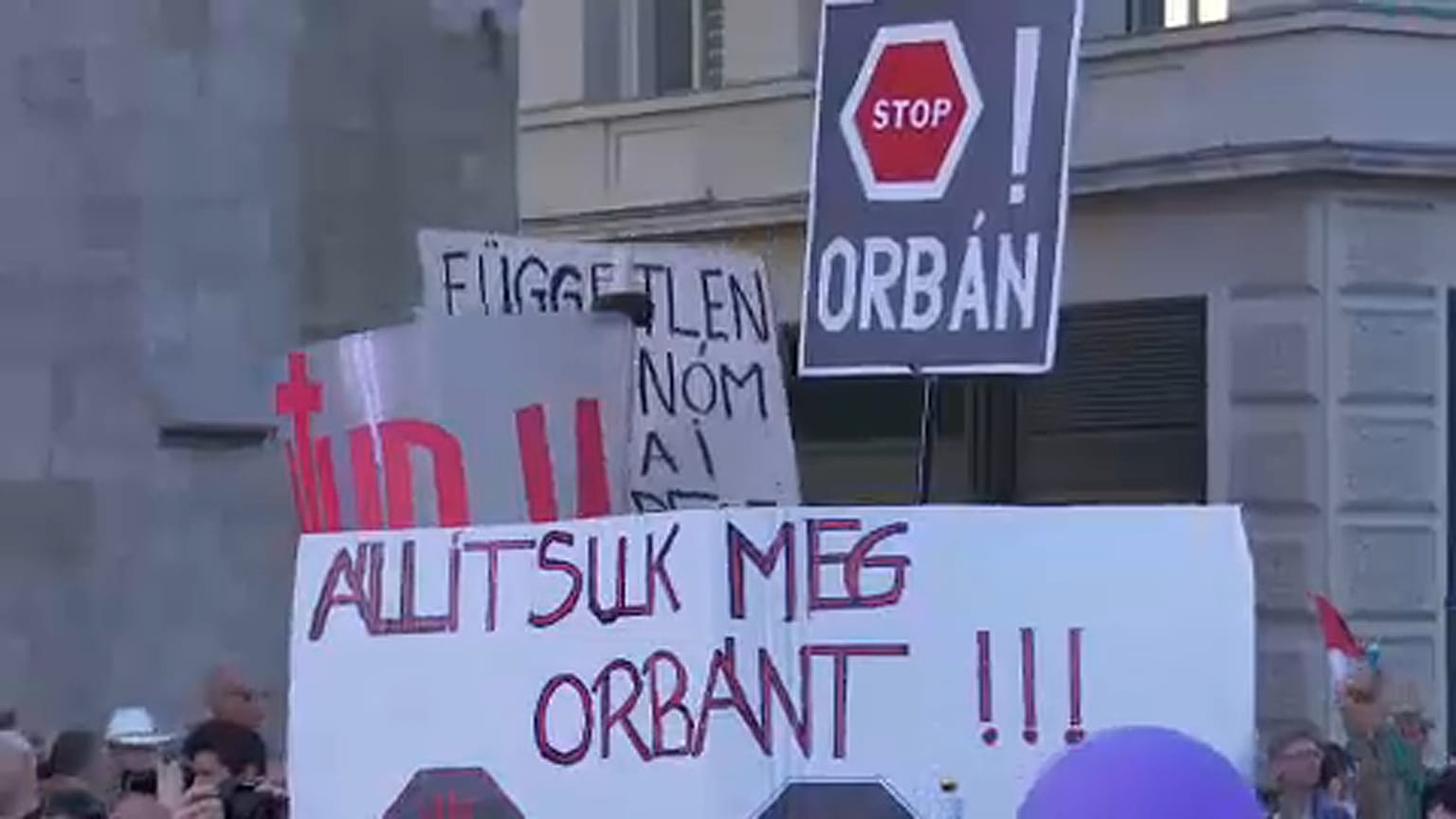 Ismét tízezrek vonultak a kormány ellen Budapesten