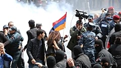 Armenian police disperse protesters against PM Serzh Sarksyan, 22/4/18