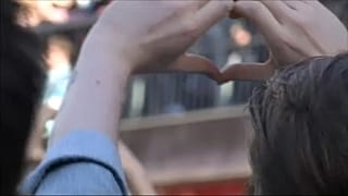 Utcai bulival emlékeztek Avicii-re