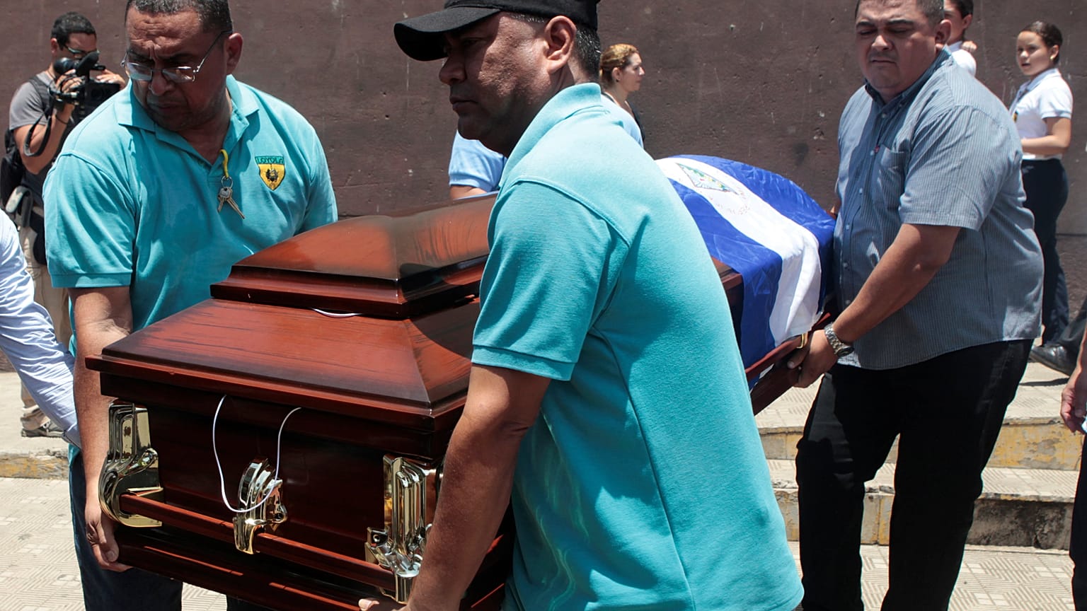 Mortos em protestos vão a enterrar