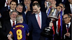 Capitão do Barcelona recebe do Rei Felipe VI a Taça de Espanha