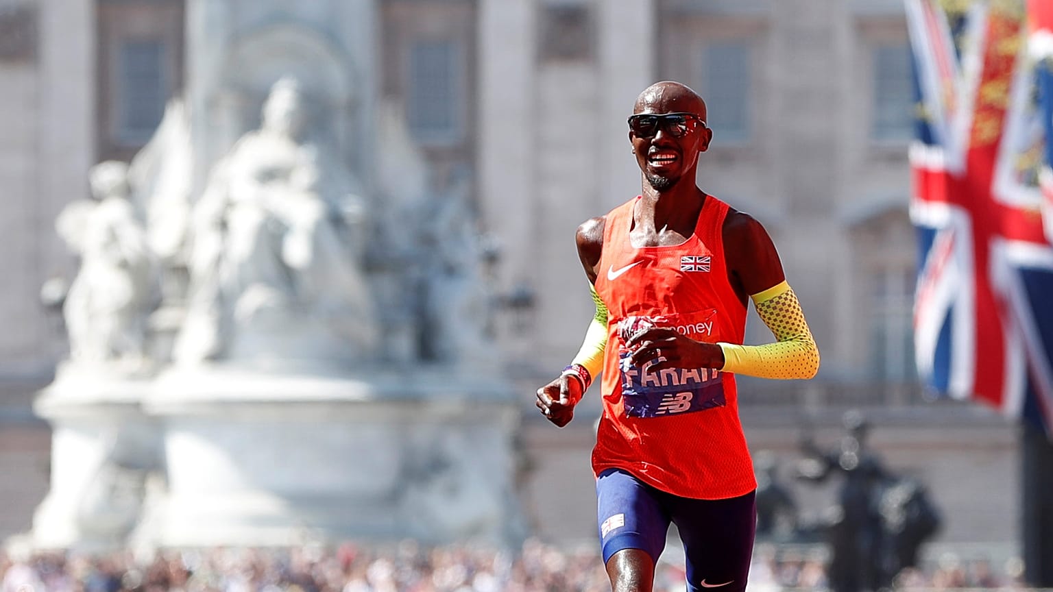Mo Farah breaks 33-year British record in London Marathon