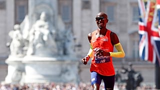 Mo Farah breaks 33-year British record in London Marathon