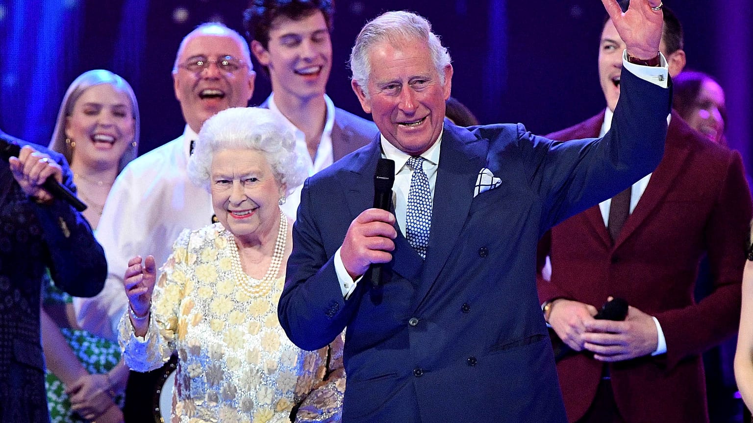 E Carlo chiama "Mamma" la Regina...